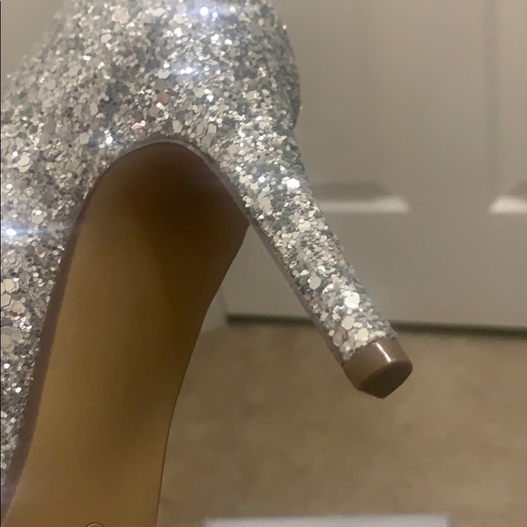 Heels/Shoes - Picture 3 of 5